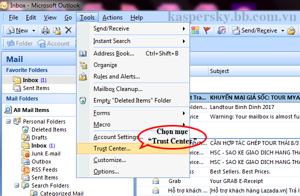 Trên Outlook, vào menu "Tools" chọn mục "Trust Center"
